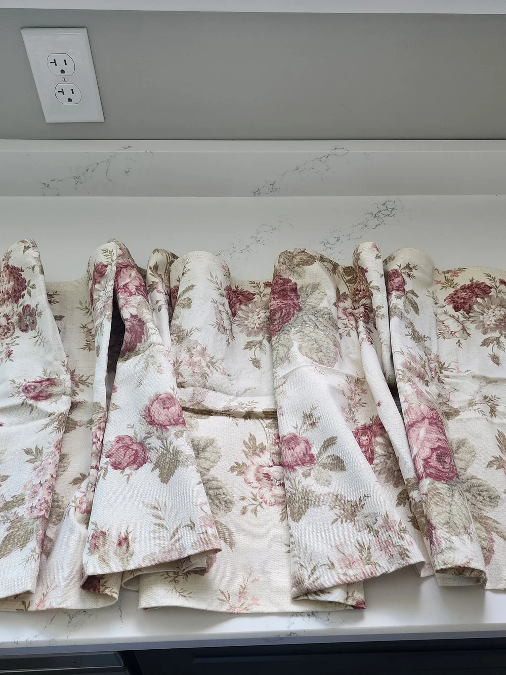 Waverly Norfolk Rose Valance